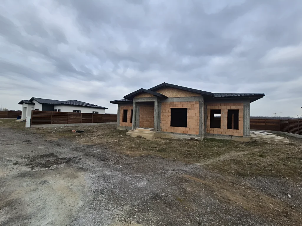 casa de vânzare în Balotești, Ilfov - Proximitate pădure, stadiu 'la rosu', teren 400 mp - imaginea 5