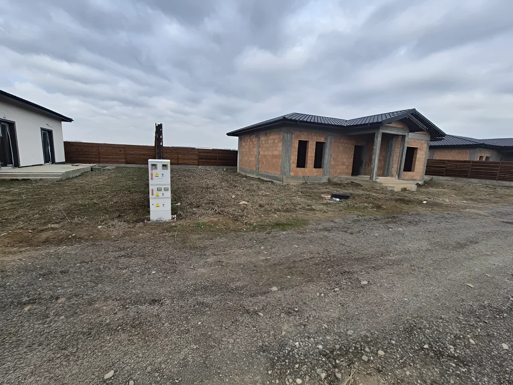 casa de vânzare în Balotești, Ilfov - Proximitate pădure, stadiu 'la rosu', teren 400 mp - imaginea 9